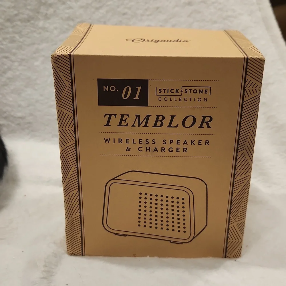 Temblor Wireless speaker and charger, gray ans bamboo - Picture 1 of 7